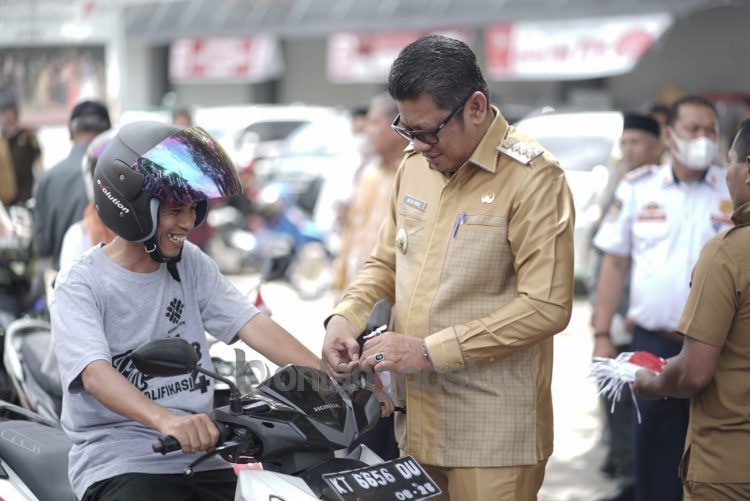 Wali Kota Bontang bagikan bendera merah putih kepada pengendara yang melintas