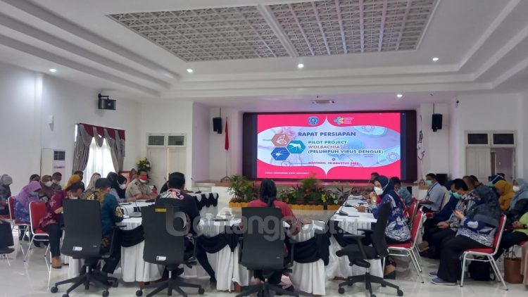 Wali Kota Bontang tegur pejabat yang terlambat datang saat rapat membahas penanganan DBD di Bontang (Lutfi Rahmatunnisa'.bontangpost.id)