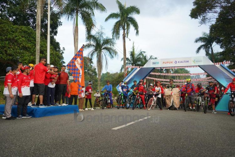 Ratusan pesepeda dari berbagai komunitas dan masyarakat umum ramaikan Gowes Ceria, yang digelar PT Pupuk Kalimantan Timur (PKT) dalam memeriahkan HUT ke-77 RI, Sabtu (20/8/2022) pagi.