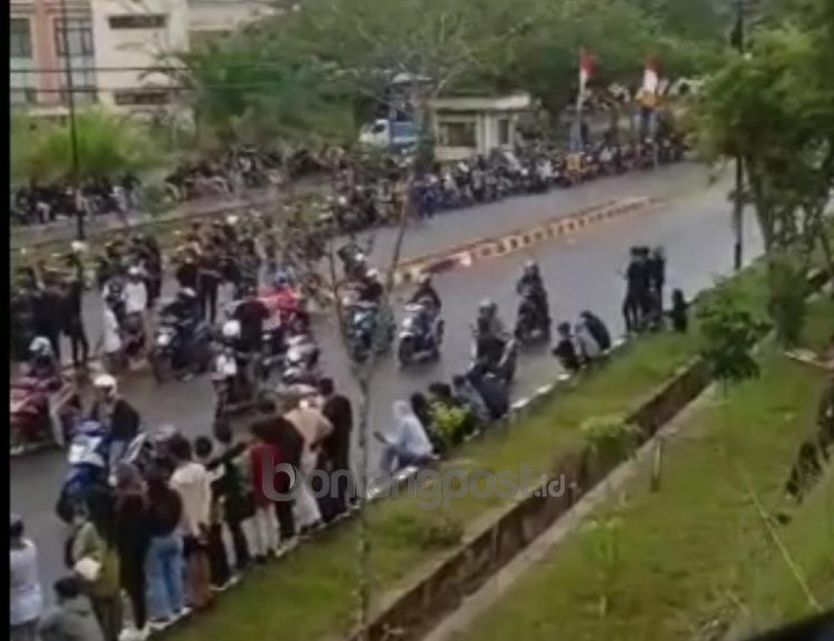 Tangkapan layar balap liar di samping Kantor DPRD Bontang.