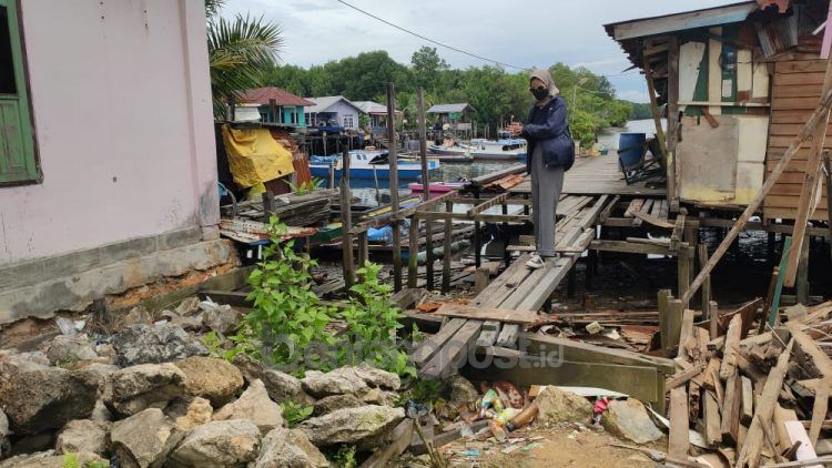 Akses jembatan yang biasa dilalui warga pesisir terputus (Nasrullah/bontangpost.id)