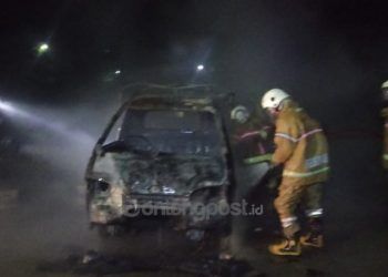 Mobil Pikap Pedagang Sayur Hangus Terbakar