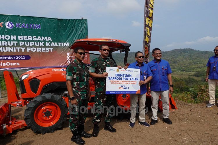 Penyerahan bantuan dari Pupuk Kaltim kepada Kostrad.