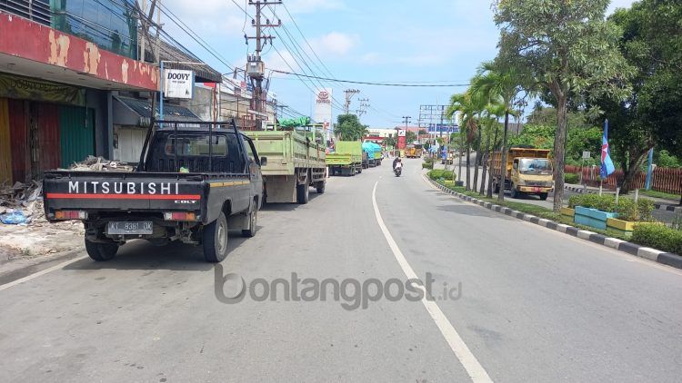 Kondisi antrean di SPBU Kopkar PKT