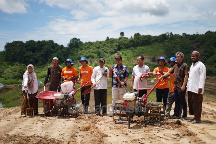 Pupuk Kaltim salurkan bantuan pembangunan Smart Green House diatas lahan 1.000 meter persegi, bagi kelompok tani Qoryah Mubarokah Desa Suka Rahmat Kecamatan Teluk Pandan, Kabupaten Kutai Timur