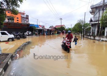 Situasi banjir di Jalan Imam Bonjol (Nasrullah/bontangpost.id)