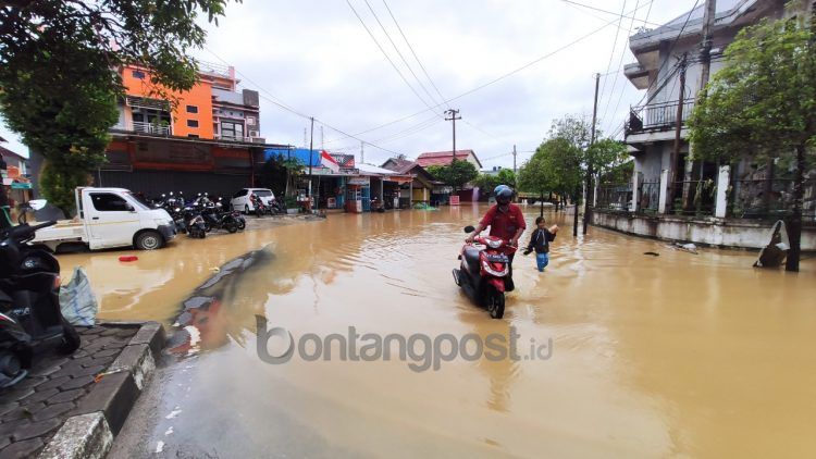 Situasi banjir di Jalan Imam Bonjol (Nasrullah/bontangpost.id)