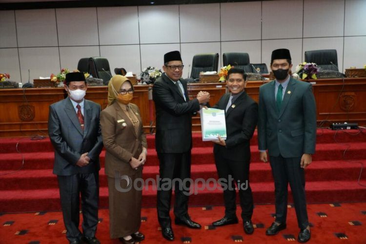 Wali Kota Basri Rase menyerahkan nota keuangan kepada Ketua DPRD Bontang Andi Faiz. (Kominfo)