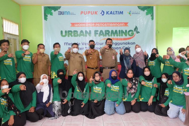 Pupuk Kaltim bekali masyarakat pemukiman atas air Selambai Kelurahan Loktuan Bontang Utara, teknik budidaya pertanian dengan metode vertikultur