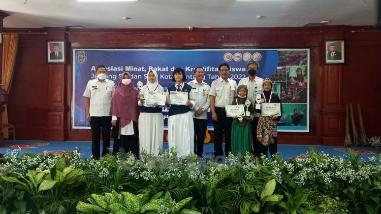 Puluhan pelajar berprestasi dapat bonus dari Pemkot Bontang (Lutfi Rahmatunnisa'/bontangpost.id)