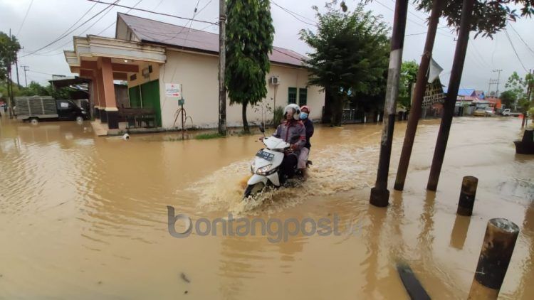Banjir beberapa hari lalu merendam 5 kelurahan dan sejumlah ruas jalan (Nasrullah/bontangpost.id)
