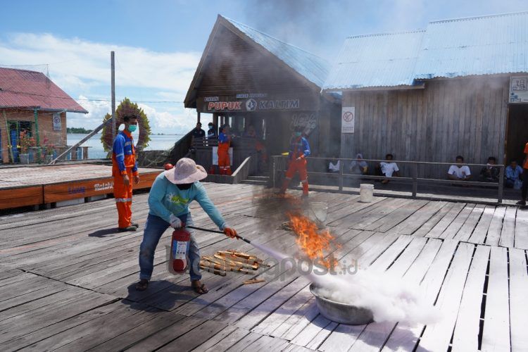 Pupuk Kaltim menggelar pelatihan K3 bagi warga Malahing.