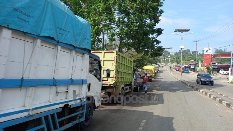 Truk hanya bisa mengisi solar di SPBU Km3 dan Km 8 jalan poros Bontang-Samarinda.
