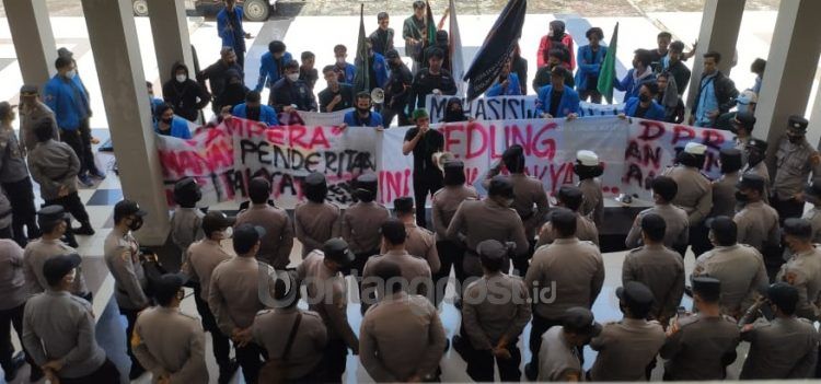 Mahasiswa Bontang demo di kantor DPRD Bontang (Nasrullah/bontangpost.id)