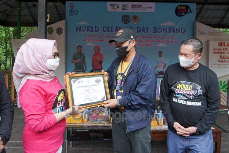 Badak LNG mendapat penghargaan dari Pemkot Bontang atas kontribusinya terhadap lingkungan