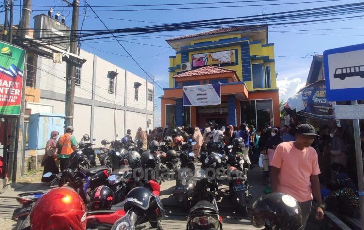 Antrean pendaftaran BPUM membeludak di UMKM Center Jalan MT Haryono (Nasrullah/bontangpost.id)