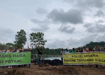 Tak Kunjung Ditindak Polisi, Puluhan Petani di Makroman Samarinda Segel Alat Berat Tambang Ilegal