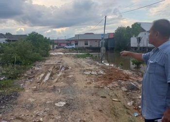 Jalan yang menghubungkan 20 rumah di RT 16 Tanjung Laut Indah tidak bisa dilewati jika banjir rob
