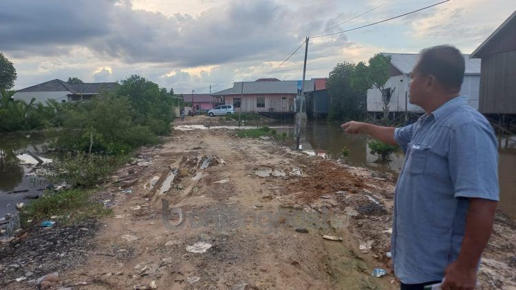 Jalan yang menghubungkan 20 rumah di RT 16 Tanjung Laut Indah tidak bisa dilewati jika banjir rob