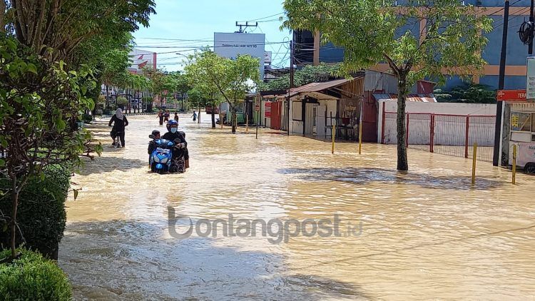 Banjir beberapa waktu lalu menggenangai Jalan Ahmad Yani (Lutfi Rahmatunnisa'/bopntangpost.id)