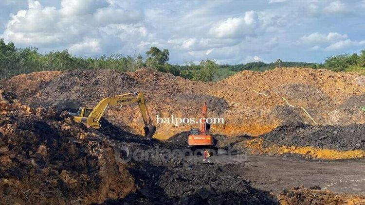 Dua eskavator dan tumpukan batu bara menjadi barang bukti penambangan batu bara yang diduga ilegal di Kilometer 48, Samboja.