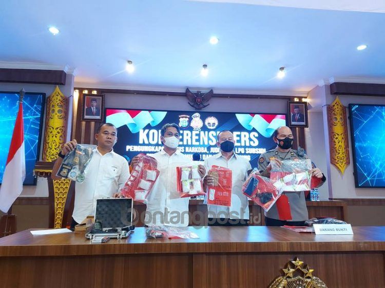 Direktorat Reserse Narkoba Polda Kaltim menggelar rilis pengungkapan kasus peredaran narkoba dalam dua pekan terakhir.
