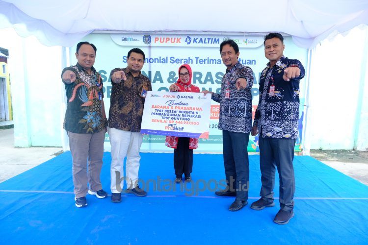 Bantuan sapras pengelolaan sampah diserahkan oleh VP Transformasi Bisnis Pupuk Kaltim Wisnu Ramadhani, kepada Wakil Wali Kota Bontang Najirah