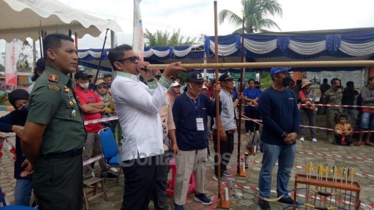 Wali Kota Basri Rase saat pembukaan lomba tradisional.