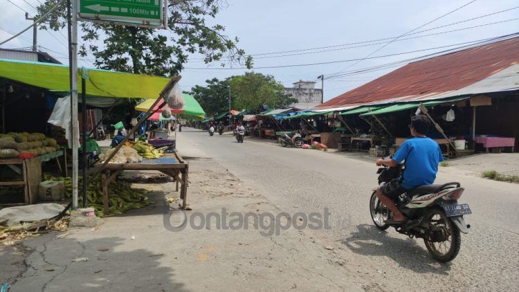 Sebelum pengundian kios kosong gedung di Pasar Tamrin, terlebih dulu petugas akan menertibkan pedagang di Jalan KS Tubun (Nasrullah/bontangpost.id)