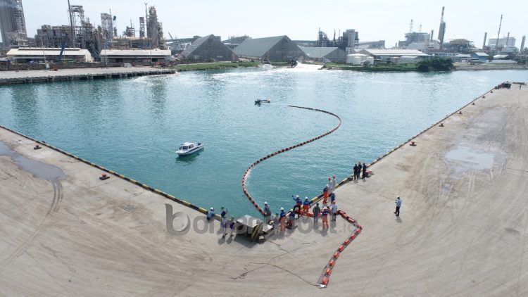 Latihan penanggulangan tumpahan minyak (Wet Drill) di area Terminal Khusus yang dilakukan Pupuk Kaltim, Rabu (28/9/2022).