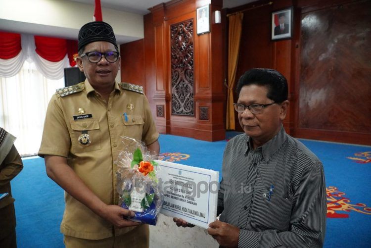 Bantuan hibah diberikan secara simbolis oleh Wali Kota Bontang Basri Rase kepada beberapa perwakilan lembaga masjid