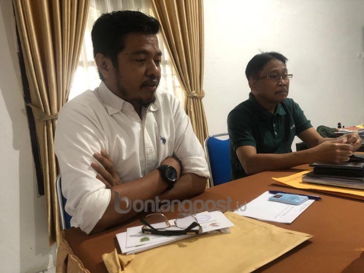 Ketua KONI Bontang Aminullah (kiri)