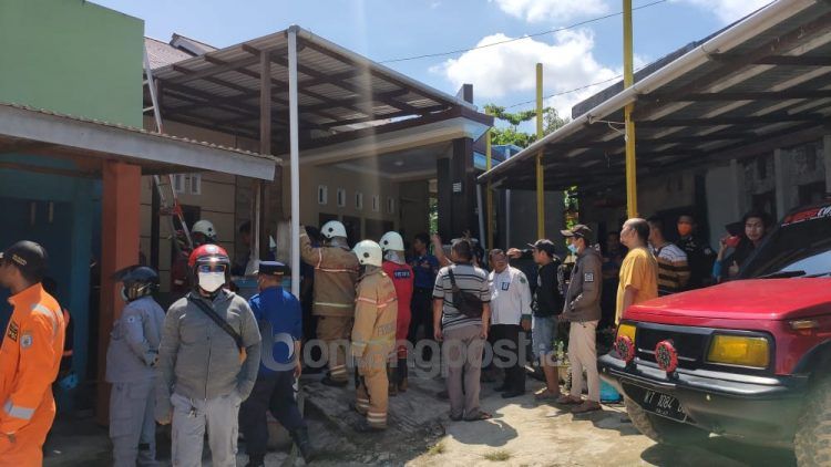 Atap rumah warga Bontang Baru terbakar (Nasrullah/bontangpost.id)