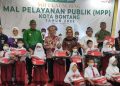 30 pelajar secara simbolis menerima perlengkapan sekolah gratis dari Pemkot Bontang (Nasrullah/bontangpost.id)