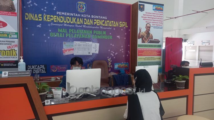 Salah satu gerai yang membuka pelayanan di MPP yakni Disdukcapil Bontang (Nasrullah/bontangpost.id)