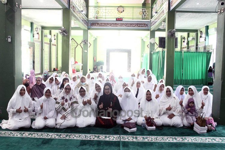 Wawali Najirah bersama alumni dan calon jamaah umrah.