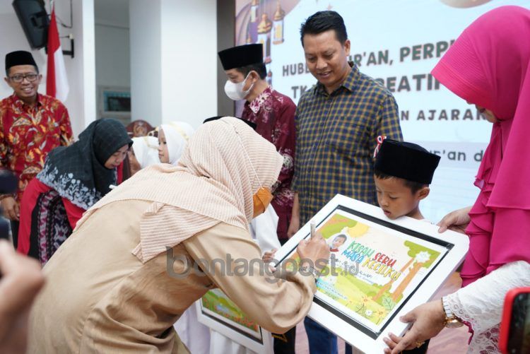 Wawali Najirah membubuhkan tanda tangan ke salah satu karya murid TK.