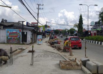 Pengerjaan trotoar Suprapto terus dikebut (Nasrullah/bontangpost.id)