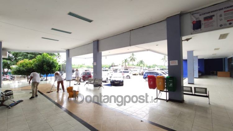 Petugas tengah membersihkan tempat tunggu penumpang (Nasrullah/bontangpost.id)