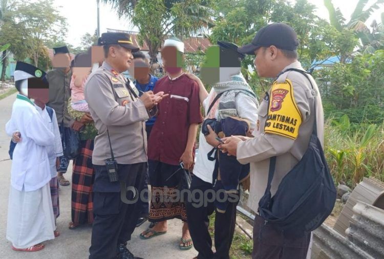 Polisi saat meminta keterangan penghuni ponpes di Bontang Lestari