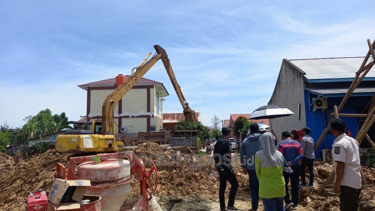 Terkendala cuaca, progres pengerjaan turap di Kelurahan Api-Api baru 21 persen, padahal Desember harus rampung (Lutfi Rahmatunnisa'/bontangpost.id)