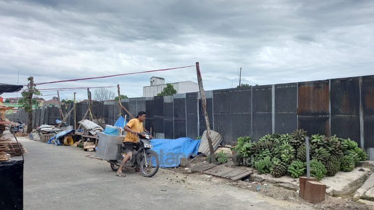 Pasar lama Citra Mas Loktuan mulai dipagari seng (Lutfi Rahmatunnisa'/bontangpost.id)