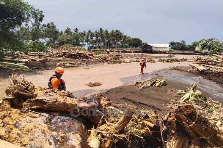 Banjir menerjang salah satu desa di Kecamatan Mendoyo, Kabupaten Jembrana