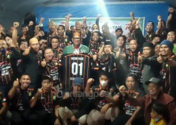 Wali Kota Bontang Basri Rase didampingi Wakil Ketua DPRD Agus Haris dan Ketua Komisi III Amir Tosina foto bersama keluarga besar Remtal FC.