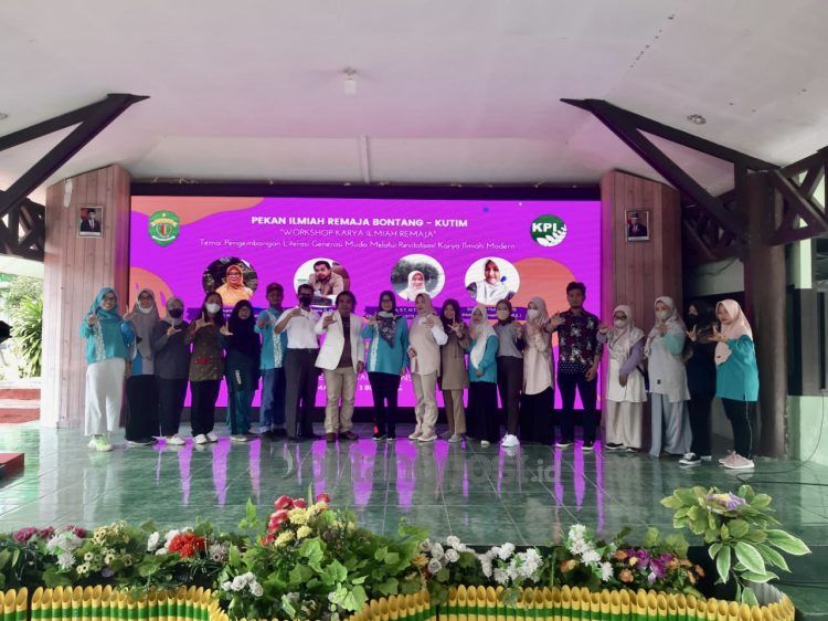 Foto bersama narasumber, perwakilan guru SMK Negeri 3 Bontang, dan para guru pendamping peserta.  (Rera/bontangpost.id)