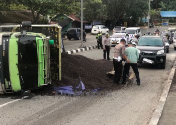 Mati Mesin, Truk Pengangkat Biji Sawit Terguling di Jalan Tembus Loktuan 1