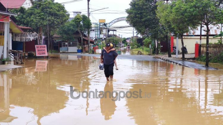 Banjir rendam Jalan Imam Bonjol (Nasrullah/bontangpost.id)