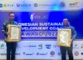 Presiden Direktur PT Kaltim Nitrate Indonesia Twedy Nasution (kanan) bersama Government, Community Relation and GA Dept Head Rheza Zacharias membawa piagam penghargaan SDGs Awards 2022. (Ist)