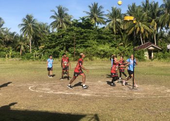 Pertandingan korfball di semifinal mempertemukan Bontang (biru) dan Kutai Kartanegara. Bontang melaju ke final dan akan melawan Samarinda di lapangan sepak bola Pulau Derawan, Berau. (Edwin Agustyan)