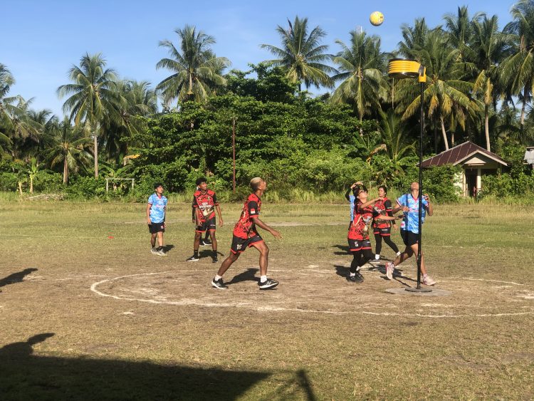 Pertandingan korfball di semifinal mempertemukan Bontang (biru) dan Kutai Kartanegara. Bontang melaju ke final dan akan melawan Samarinda di lapangan sepak bola Pulau Derawan, Berau. (Edwin Agustyan)